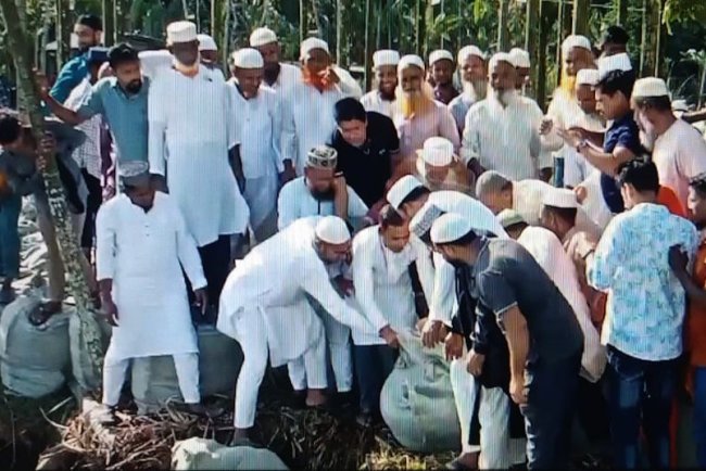 বরিশালের মেহেন্দীগঞ্জে নদী ভাঙ্গন রোধে জিও ব্যাগ ফেলা কাজের উদবোধন।